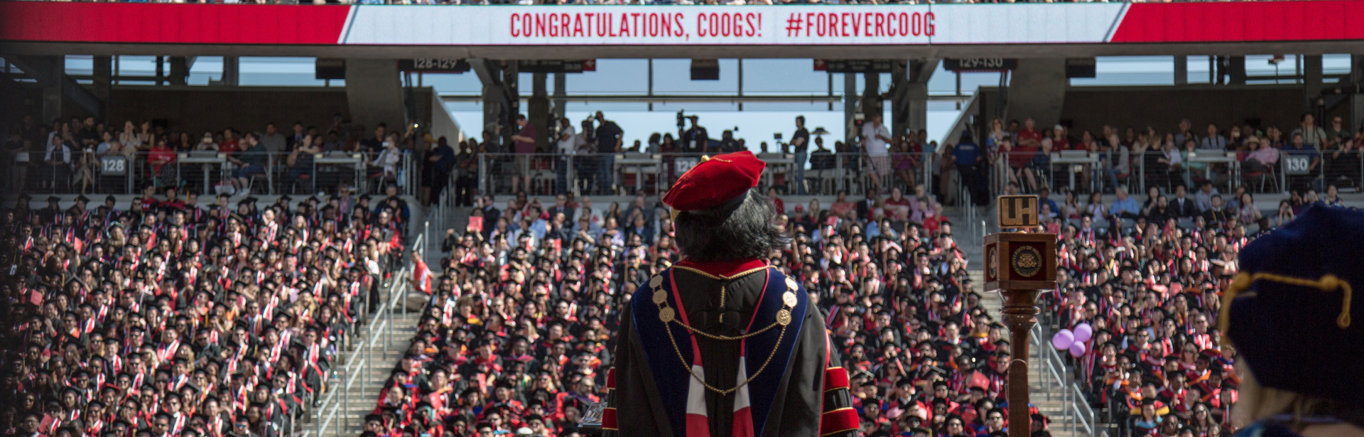 Graduation crowd photo with President Khator