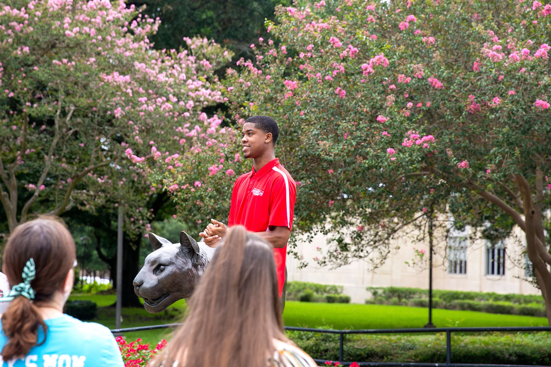 A student ambassador giving a tour to prospective Coogs.